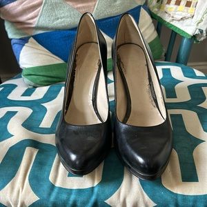 Women’s Nine West platform pumps. Black. Size 12.